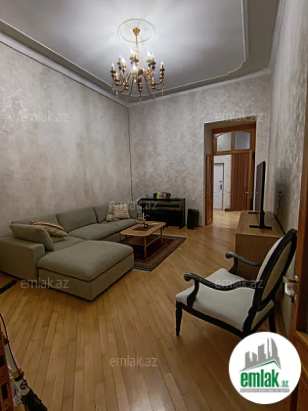 Satılır 2 otaqlı köhnə tikili 80 m²