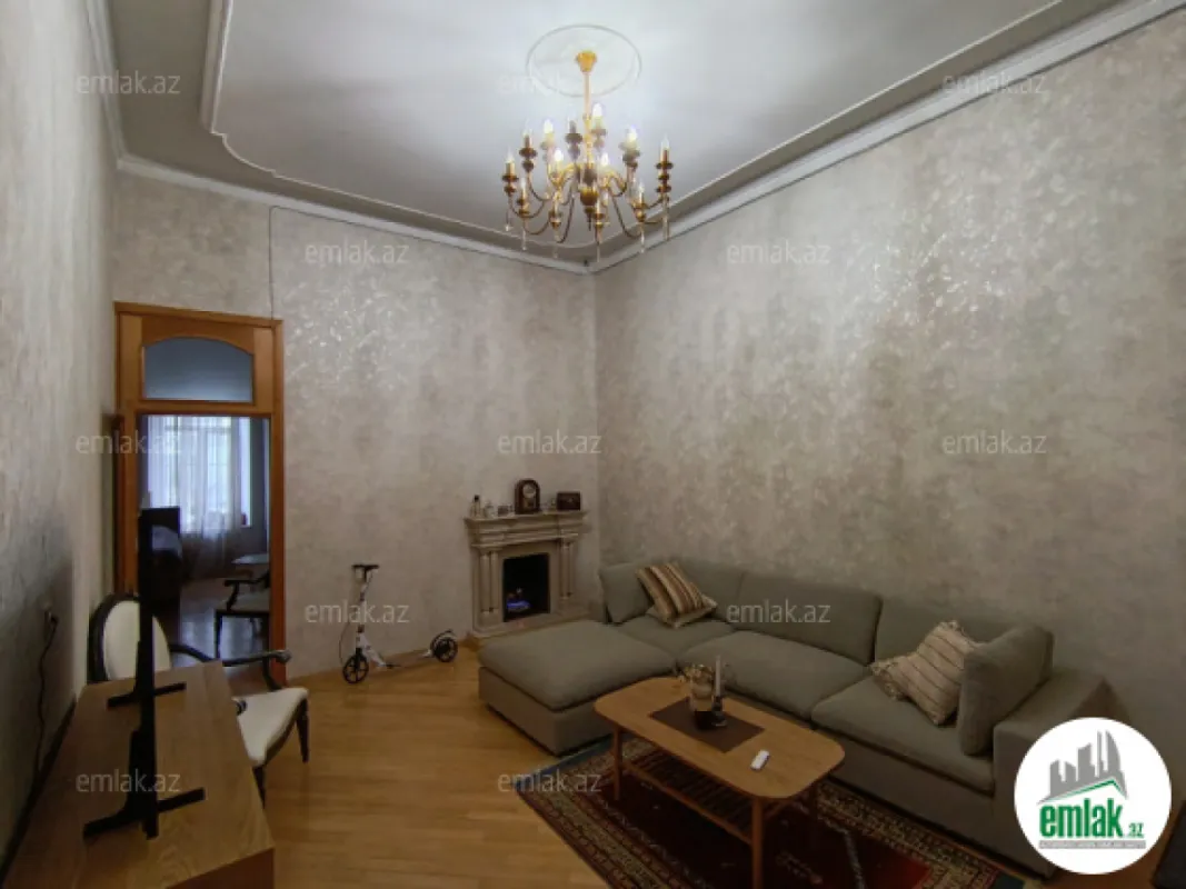 Satılır 2 otaqlı köhnə tikili 80 m²