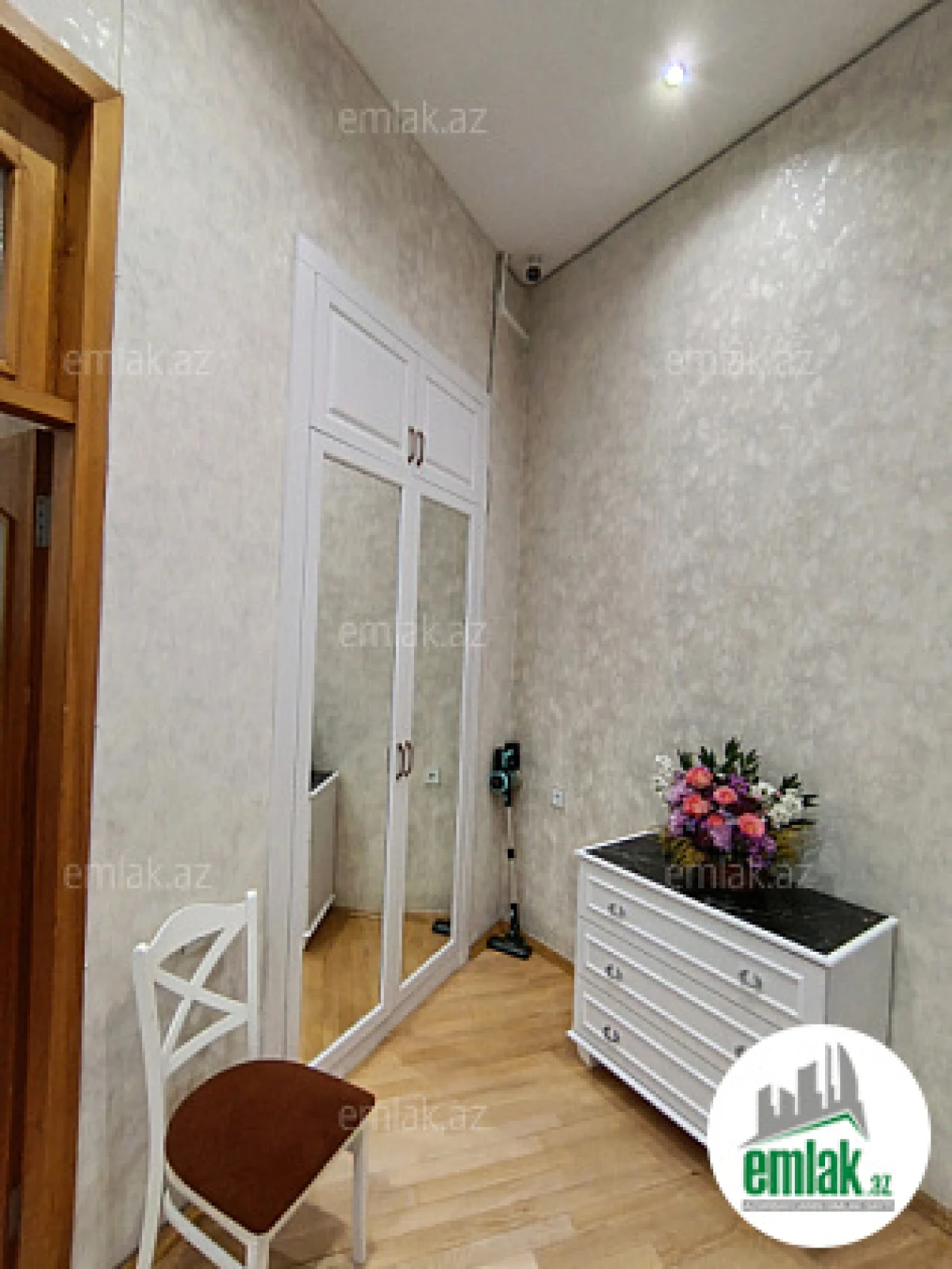 Satılır 2 otaqlı köhnə tikili 80 m²