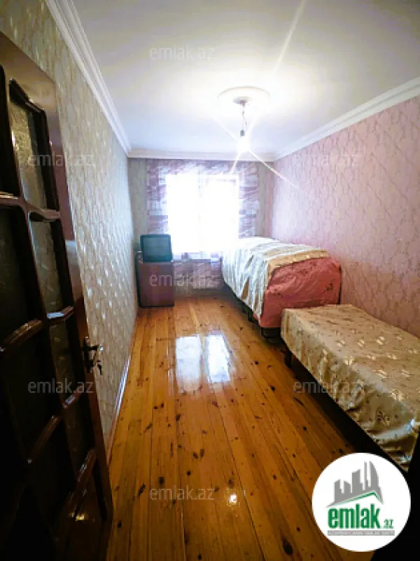 Satılır 4 otaqlı köhnə tikili 100 m²