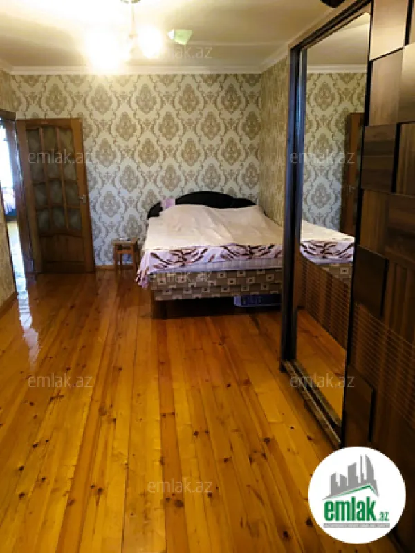 Satılır 4 otaqlı köhnə tikili 100 m²