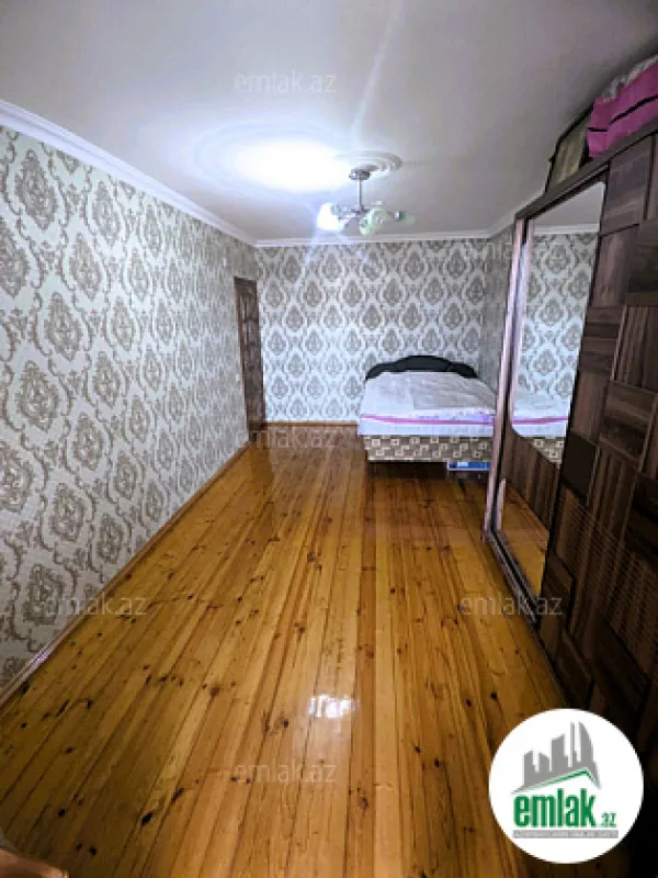 Satılır 4 otaqlı köhnə tikili 100 m²