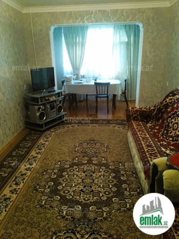 Satılır 4 otaqlı köhnə tikili 100 m²