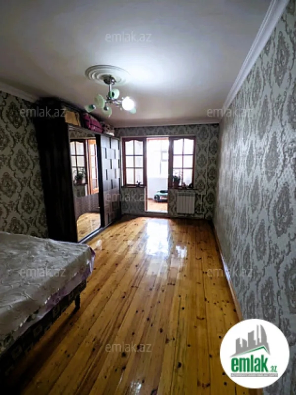 Satılır 4 otaqlı köhnə tikili 100 m²