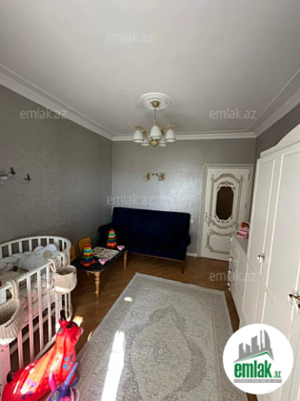 Satılır 4 otaqlı köhnə tikili 110 m²