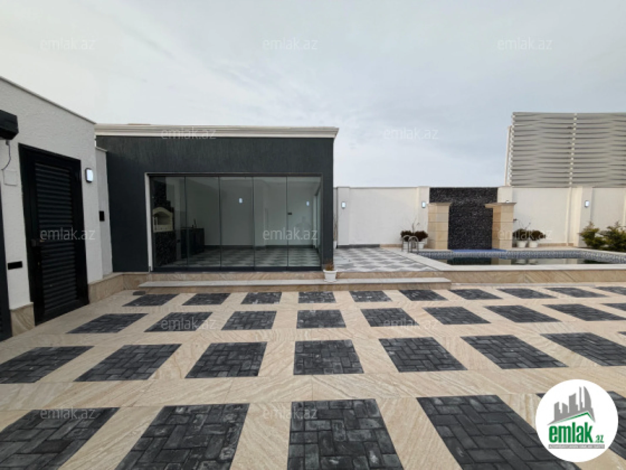 Satılır 5 otaqlı mənzil 200 m²