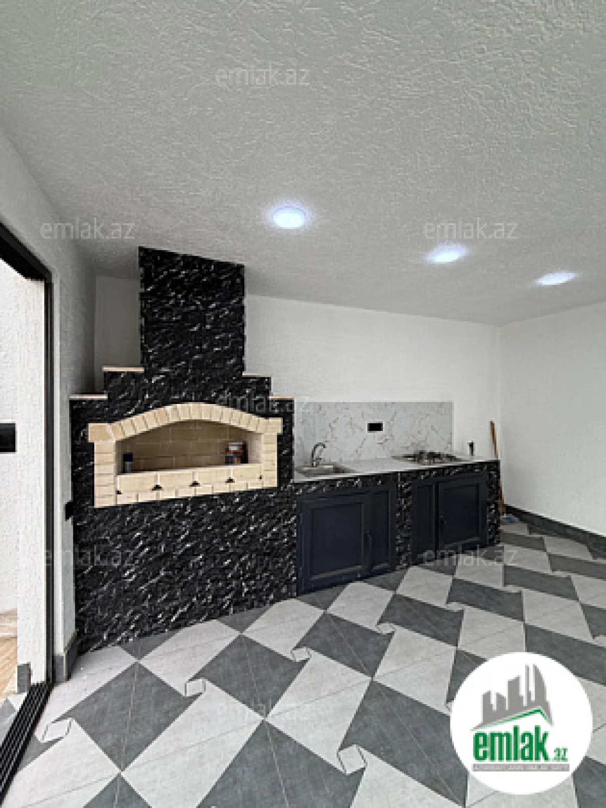 Satılır 5 otaqlı mənzil 200 m²