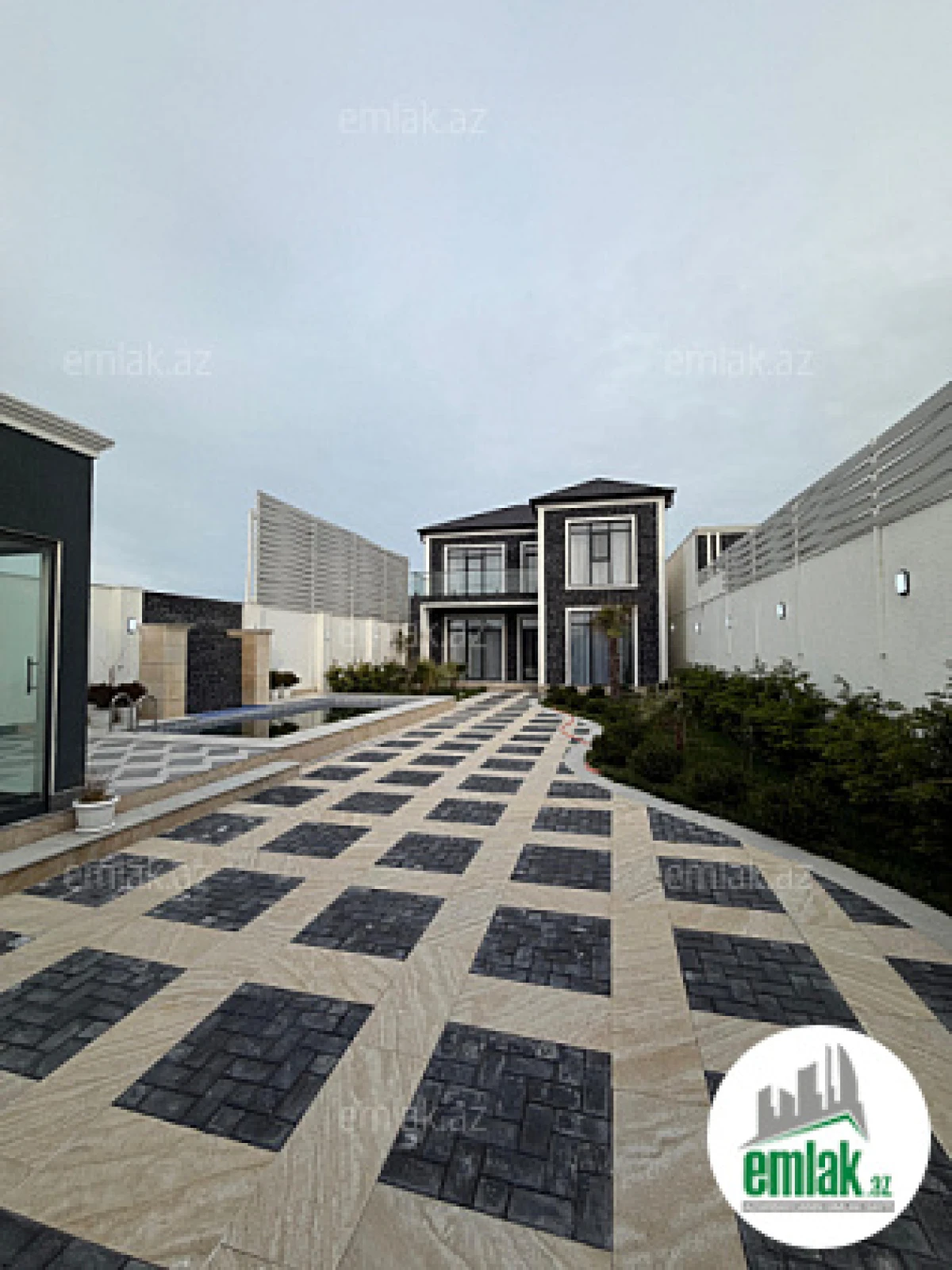 Satılır 5 otaqlı mənzil 200 m²