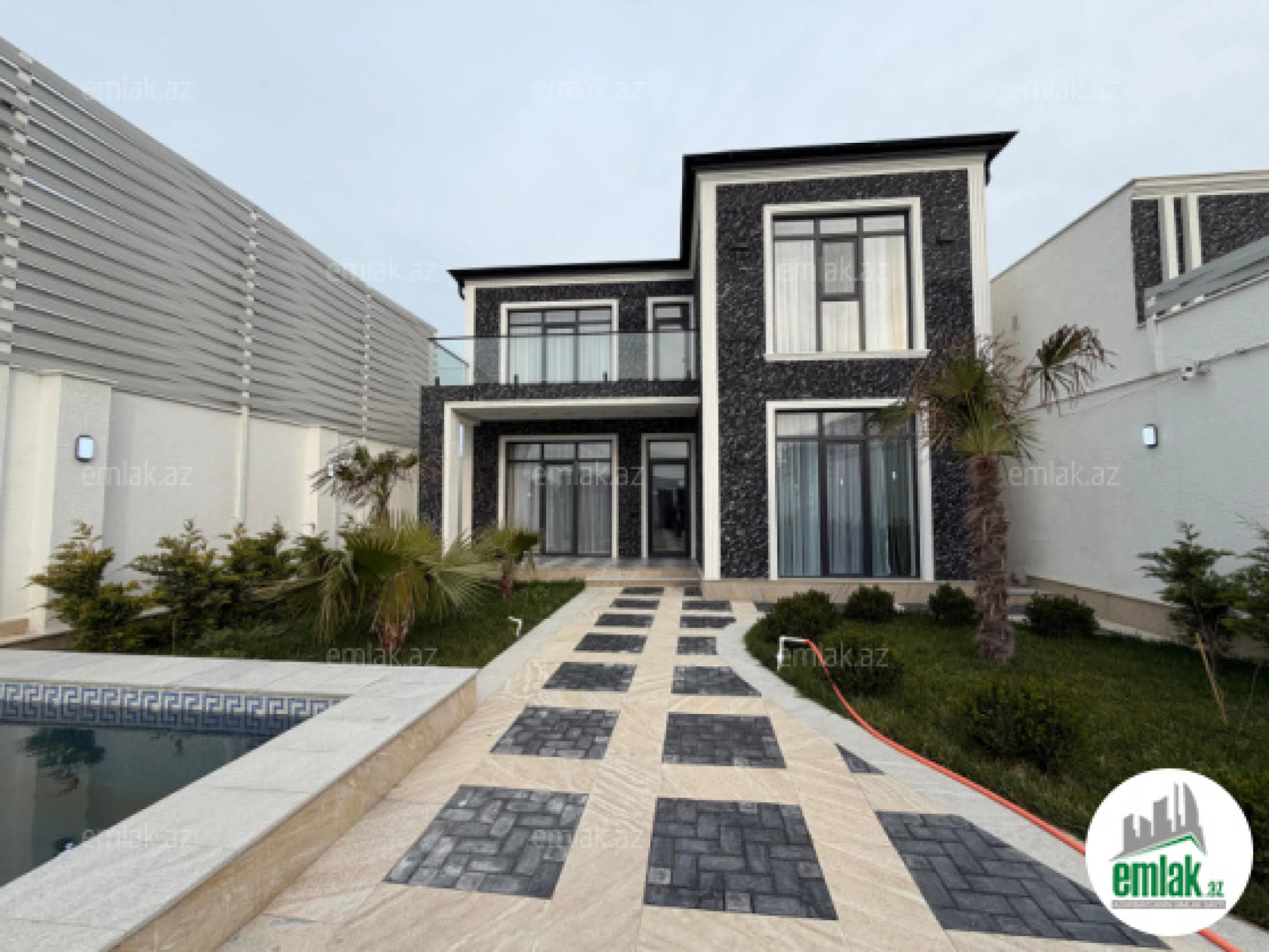 Satılır 5 otaqlı mənzil 200 m²