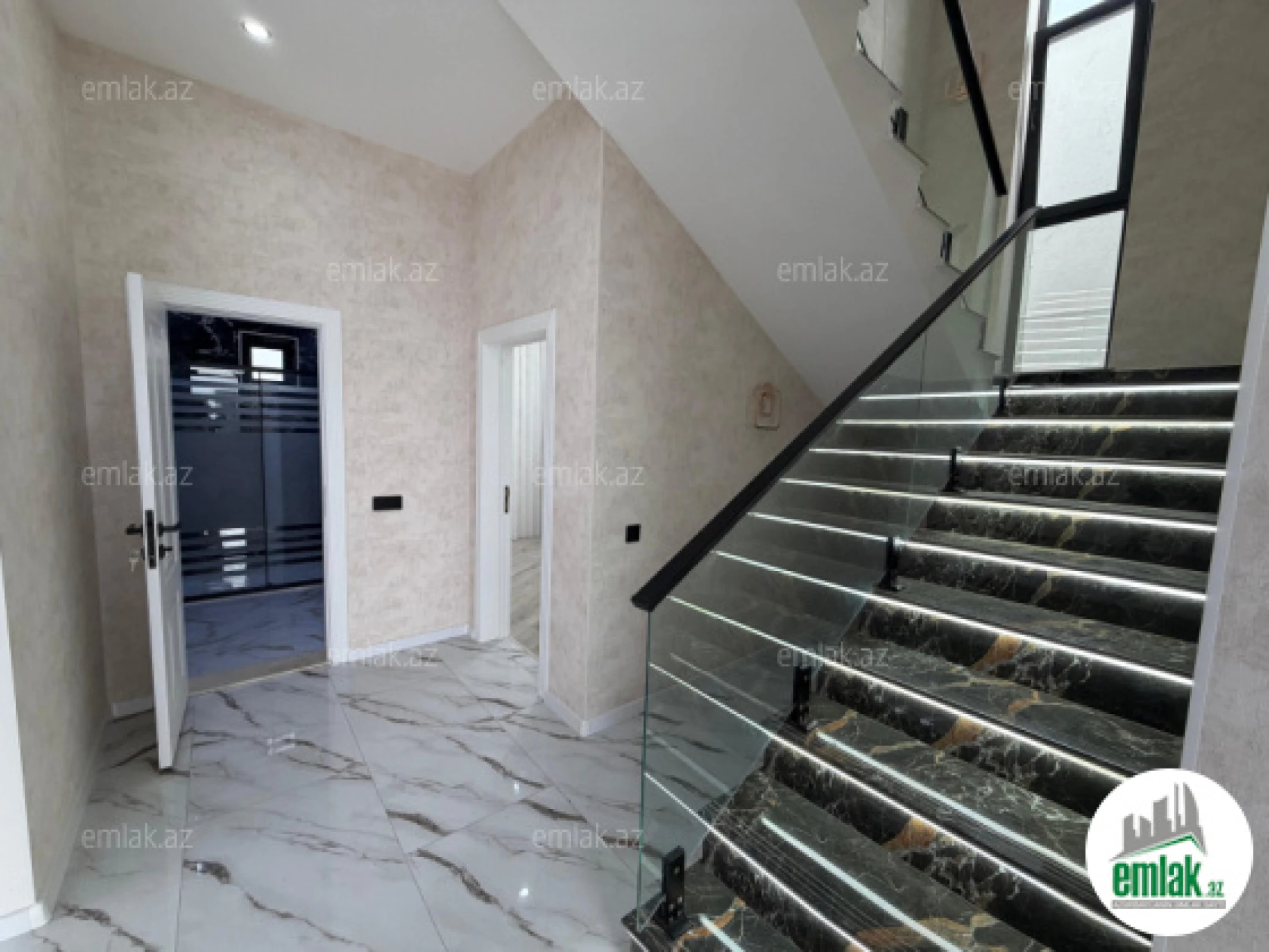 Satılır 5 otaqlı mənzil 200 m²