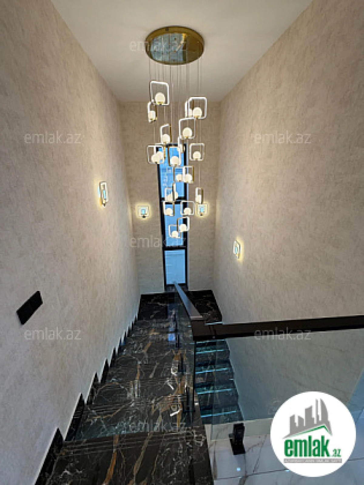 Satılır 5 otaqlı mənzil 200 m²