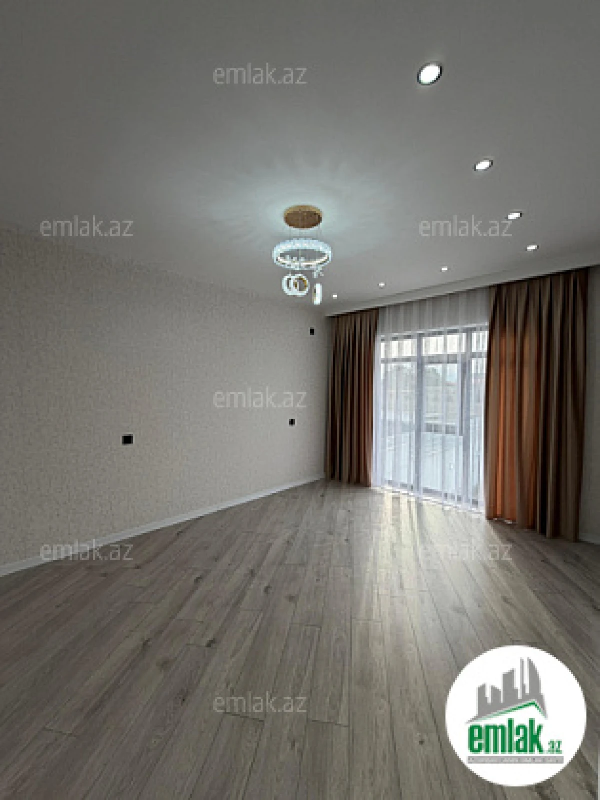 Satılır 5 otaqlı mənzil 200 m²