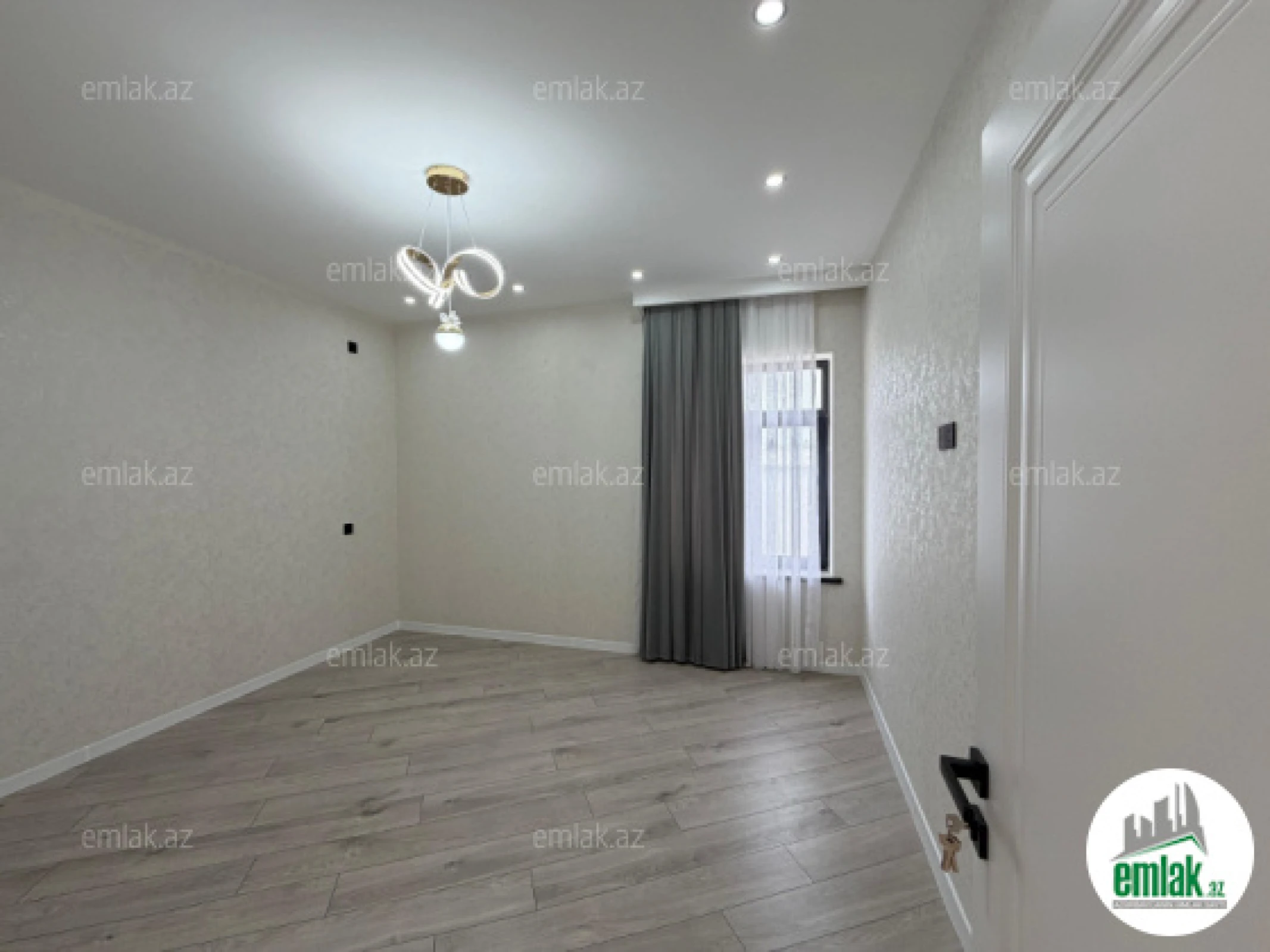 Satılır 5 otaqlı mənzil 200 m²