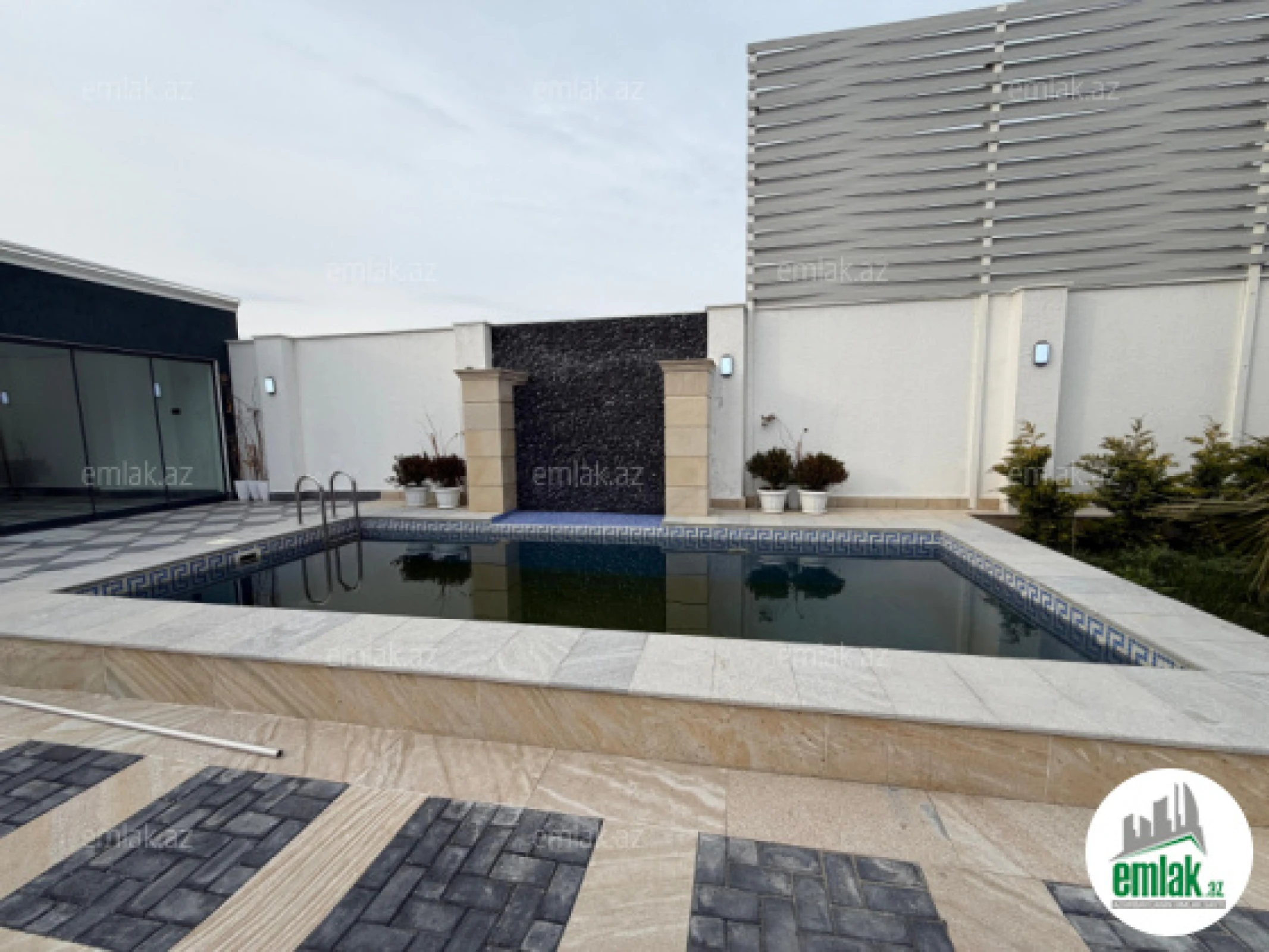 Satılır 5 otaqlı mənzil 200 m²