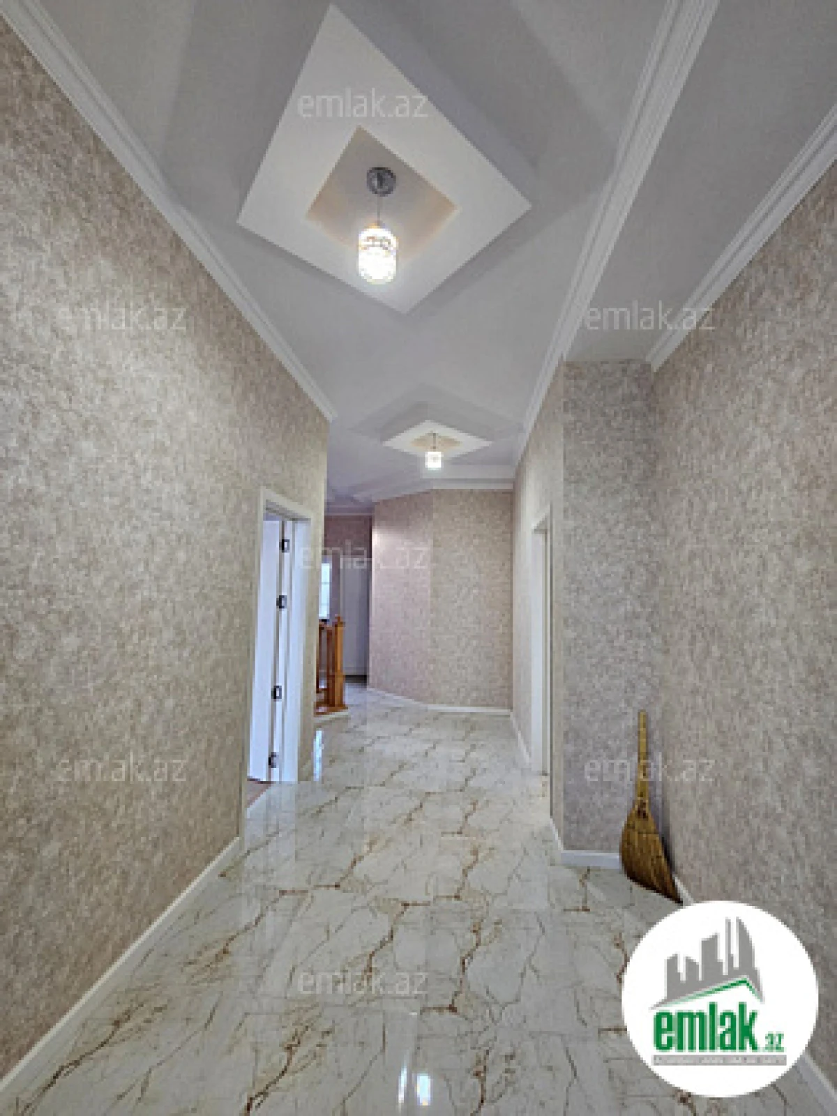 Satılır 4 otaqlı mənzil 220 m²