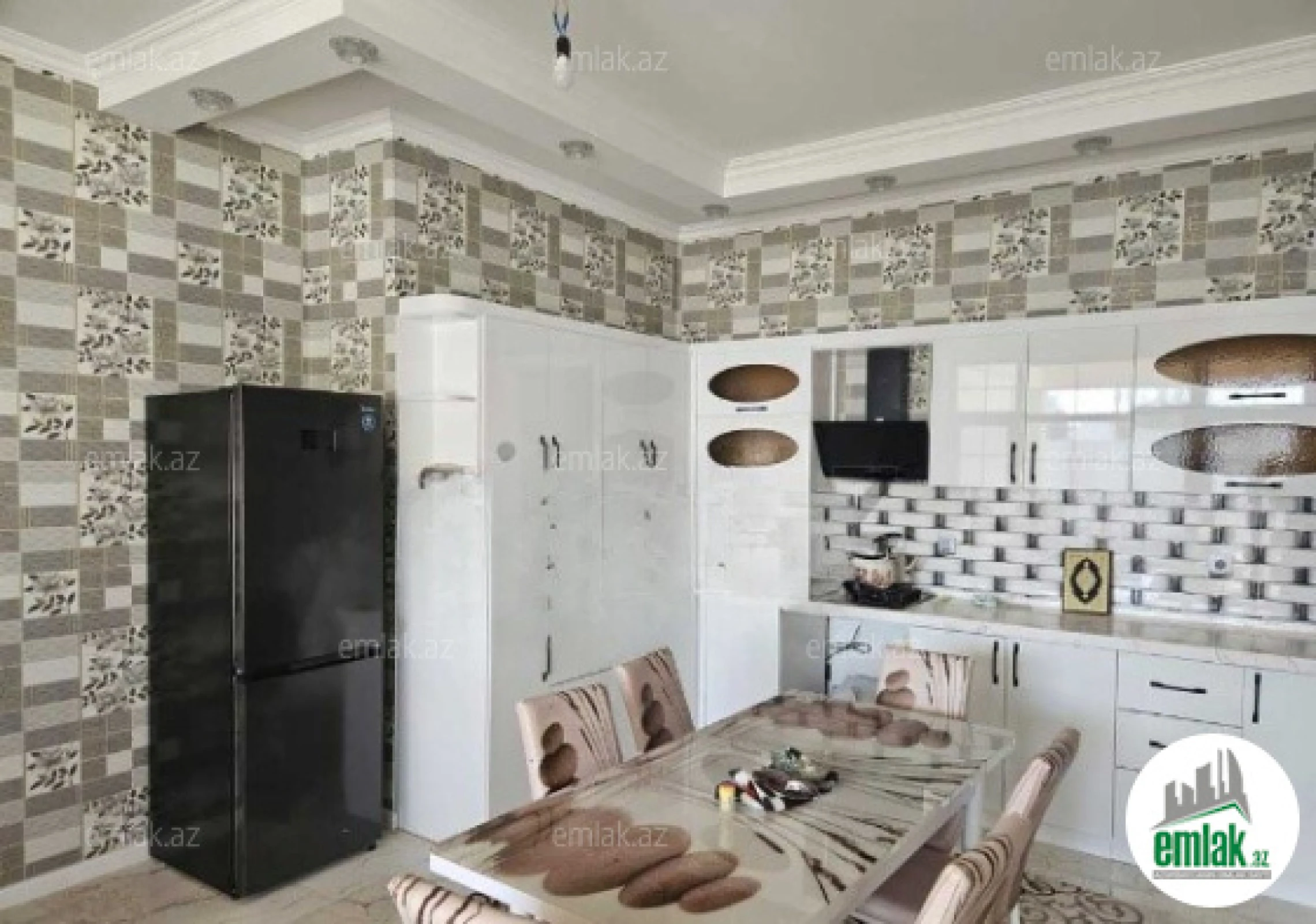 Satılır 4 otaqlı mənzil 220 m²