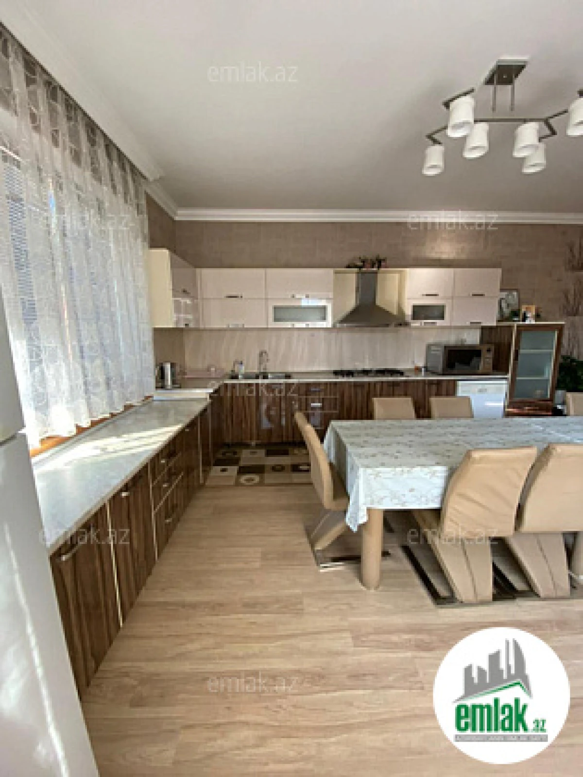 Satılır 8 otaqlı həyət evi 280 m²