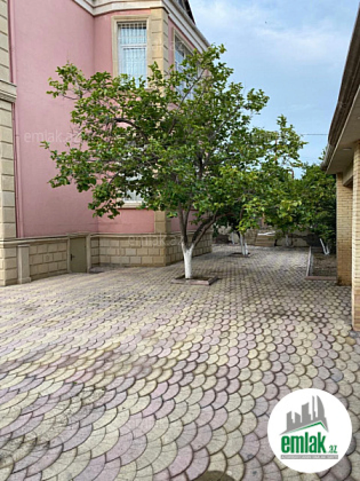 Satılır 8 otaqlı həyət evi 280 m²