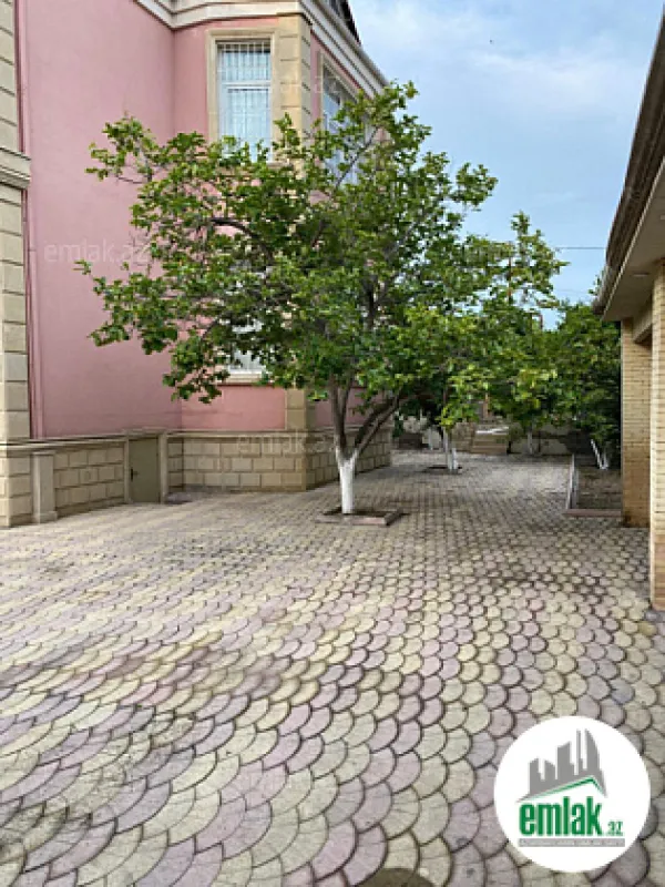 Satılır 8 otaqlı həyət evi 280 m²