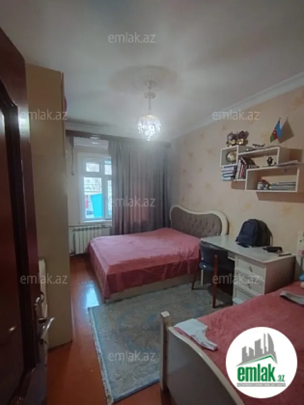 Satılır 4 otaqlı köhnə tikili 110 m²