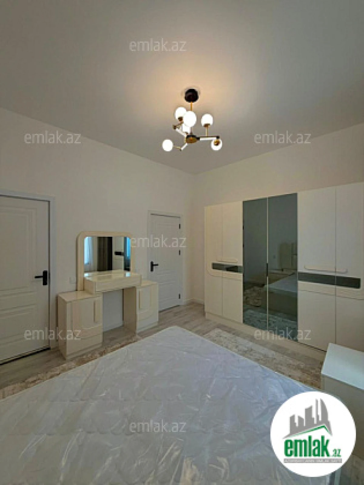 Satılır 4 otaqlı mənzil 170 m²