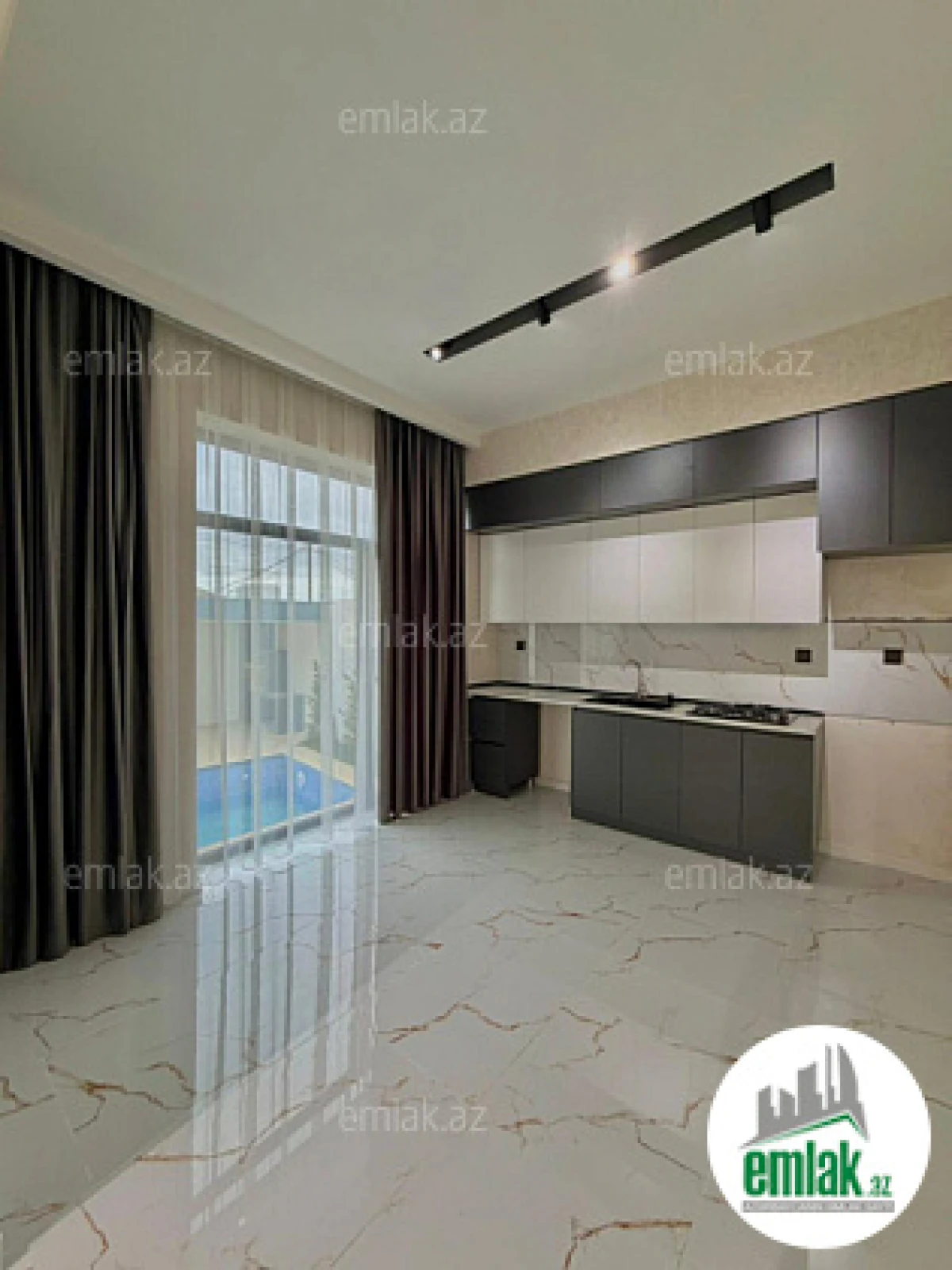 Satılır 4 otaqlı mənzil 150 m²