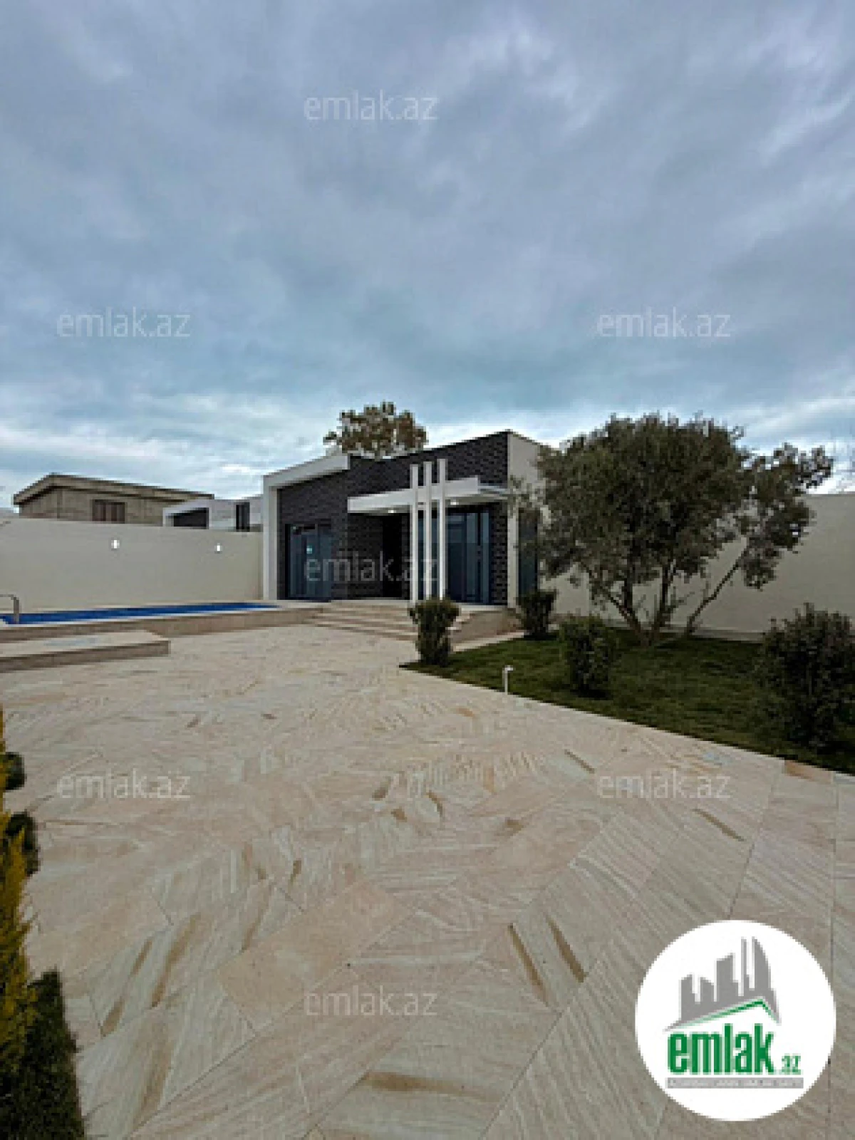 Satılır 4 otaqlı mənzil 160 m²