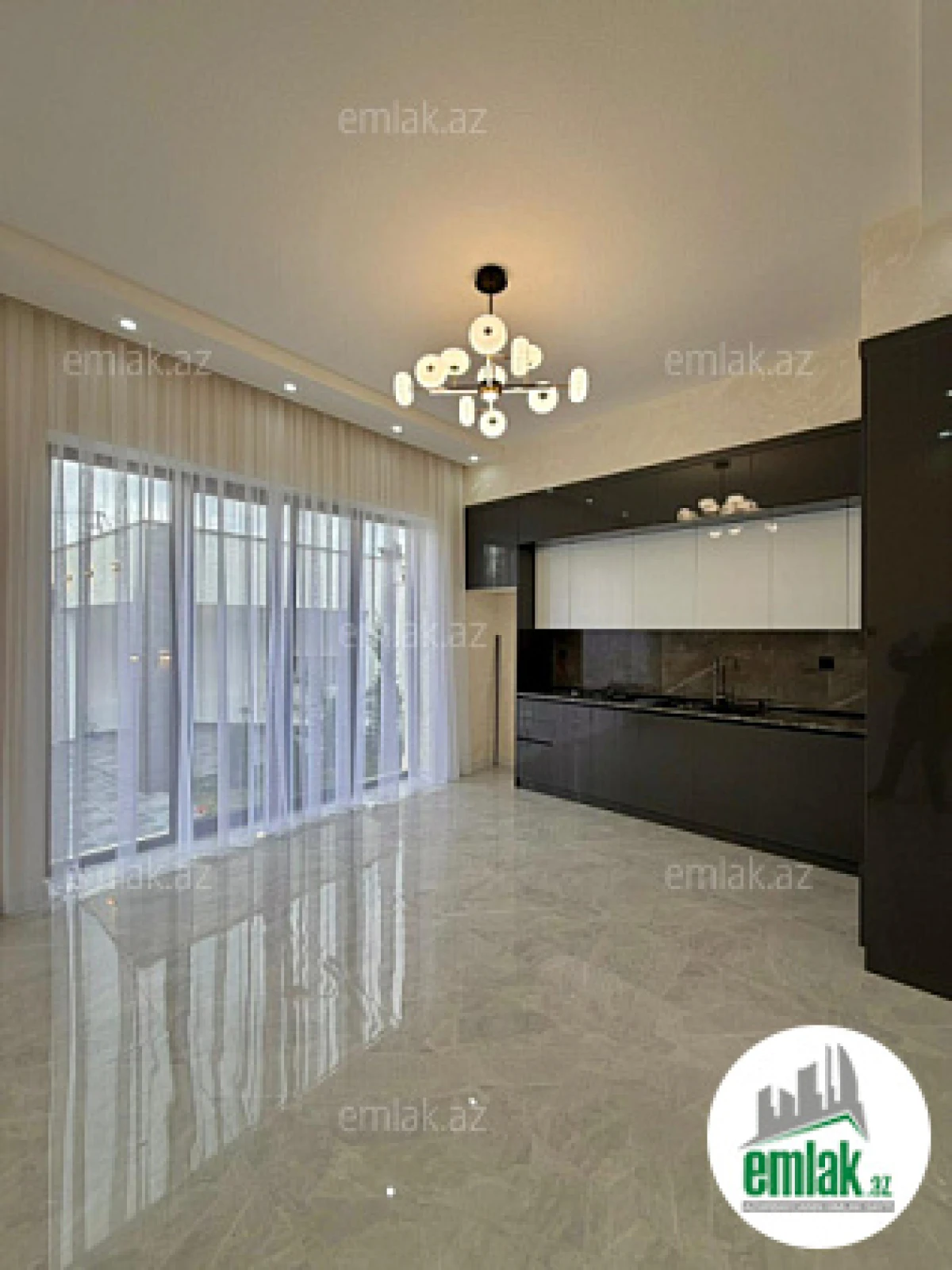 Satılır 4 otaqlı mənzil 160 m²