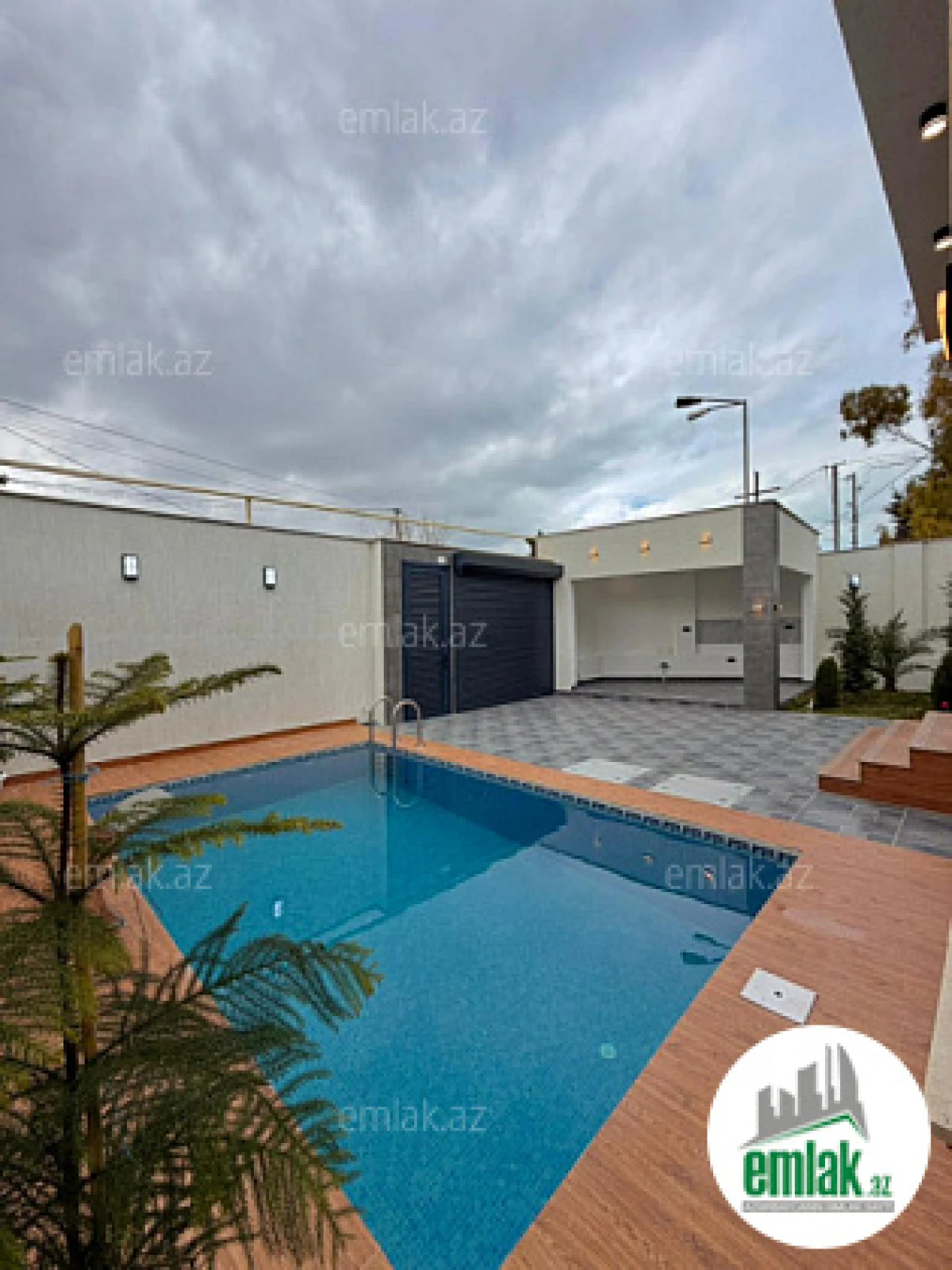 Satılır 4 otaqlı mənzil 160 m²