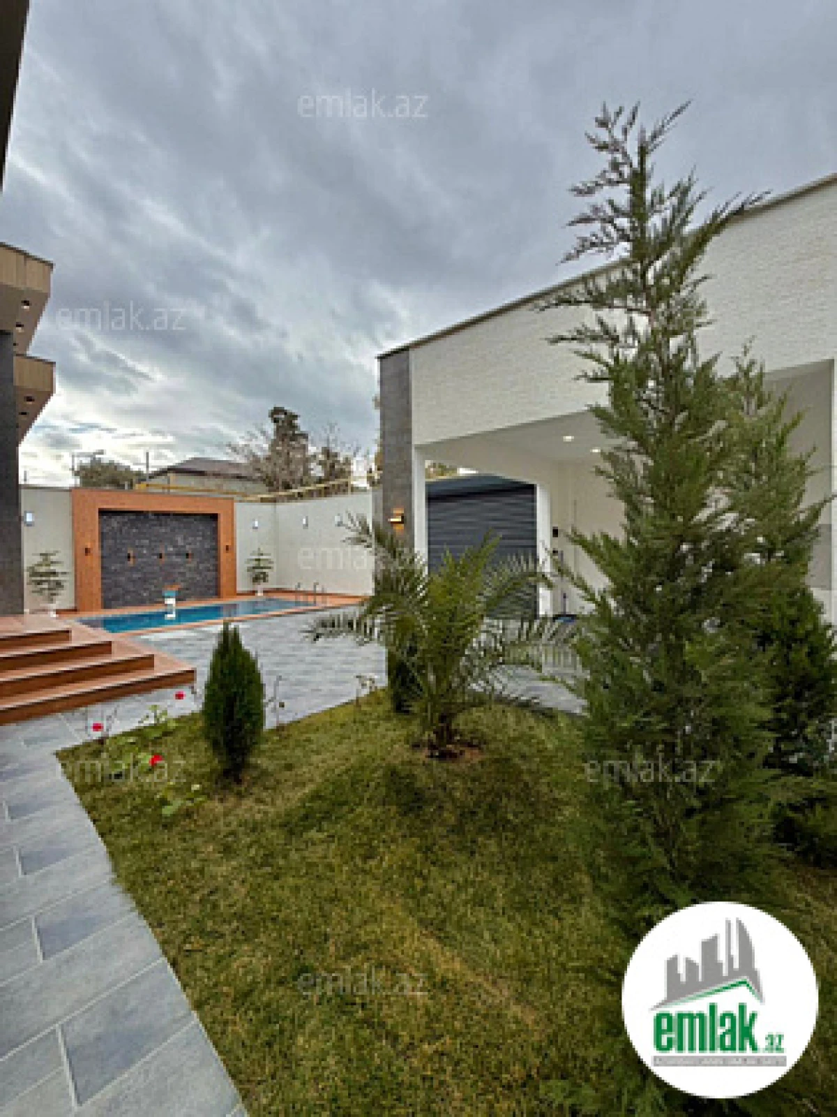Satılır 4 otaqlı mənzil 160 m²