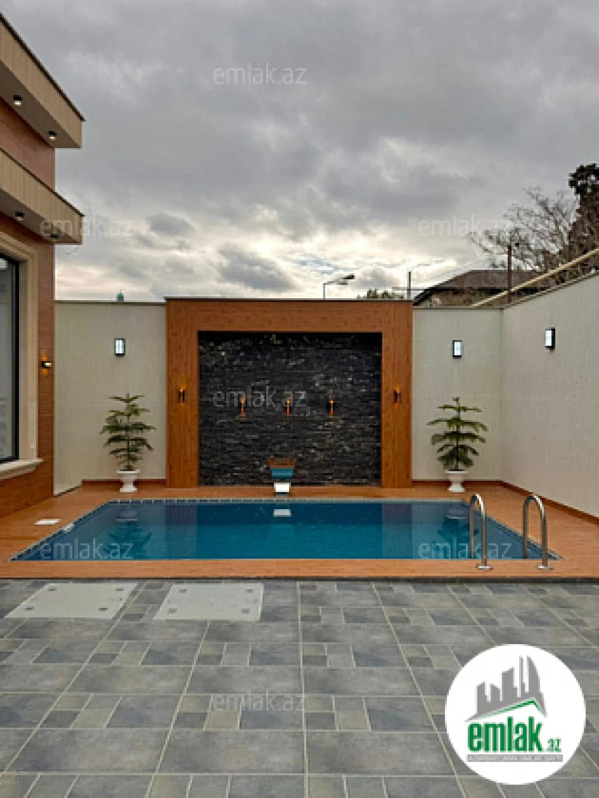 Satılır 4 otaqlı mənzil 160 m²