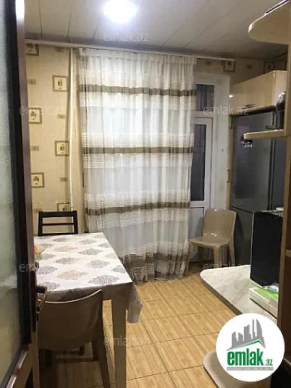 Satılır 3 otaqlı köhnə tikili 100 m²