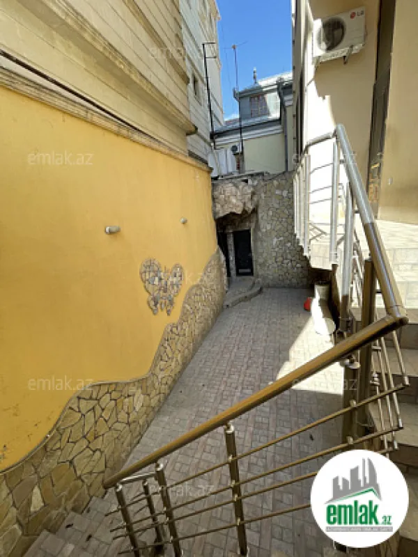 Satılır 7 otaqlı həyət evi 600 m²