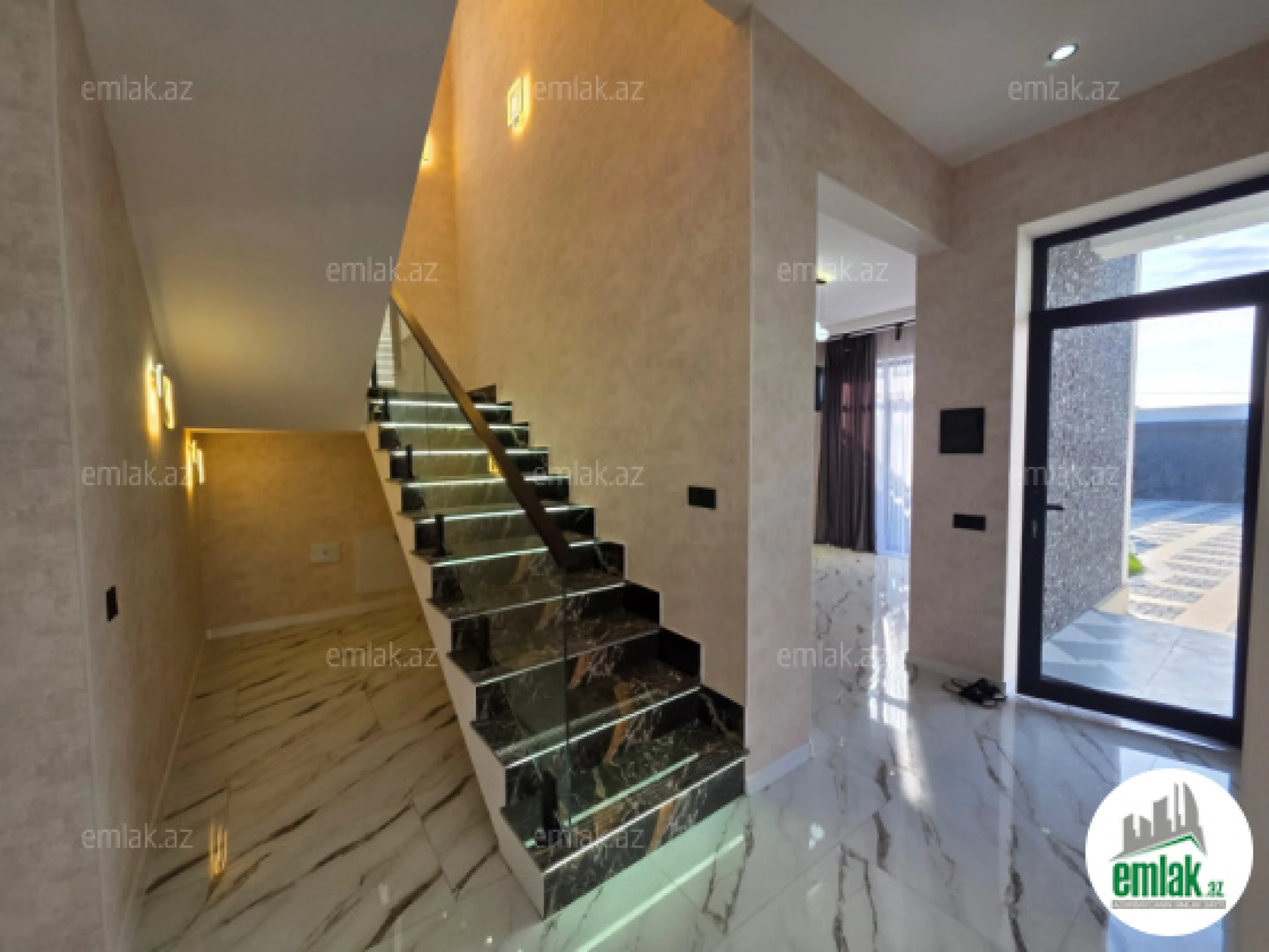 Satılır 5 otaqlı mənzil 200 m²