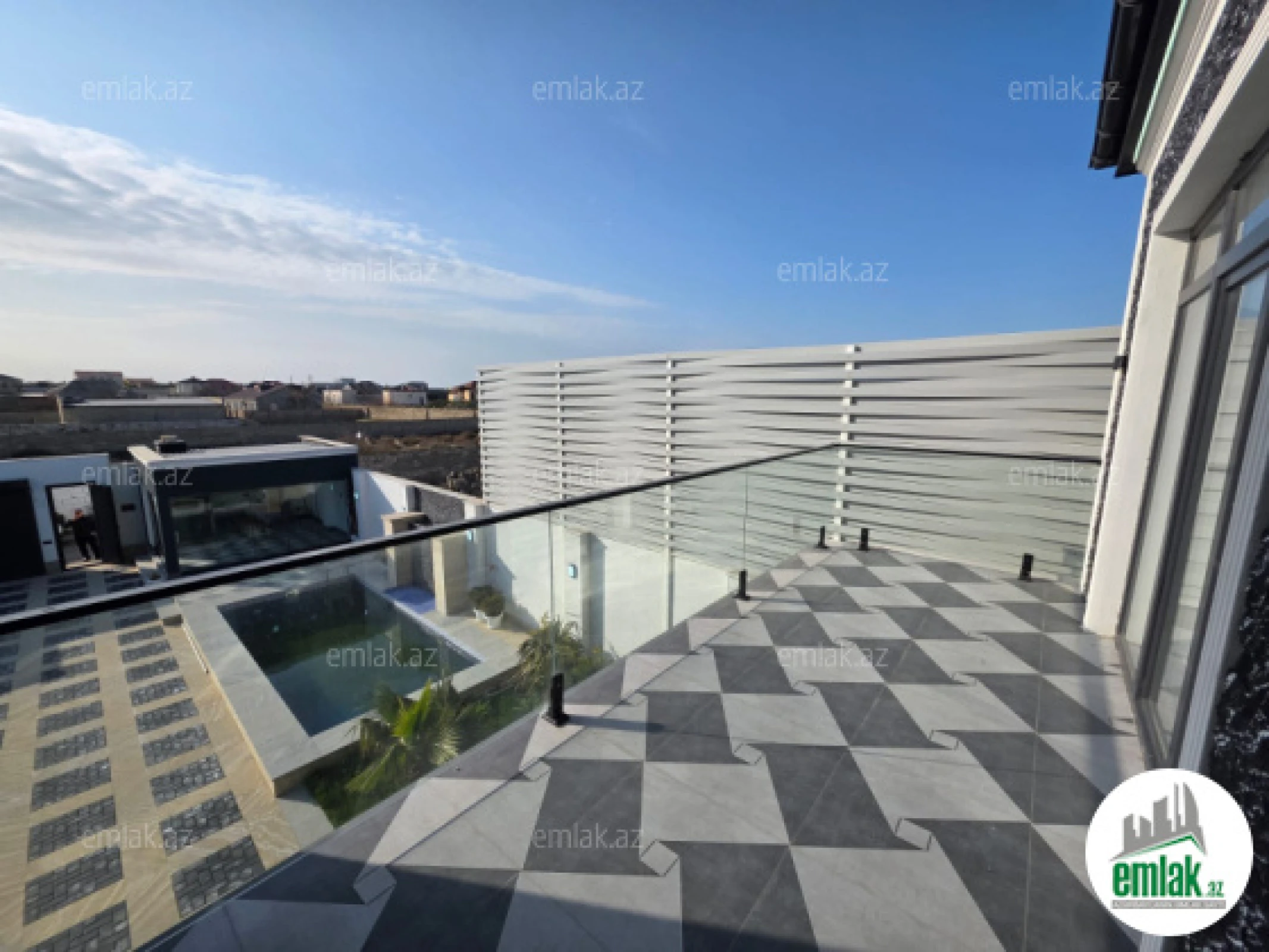 Satılır 5 otaqlı mənzil 200 m²