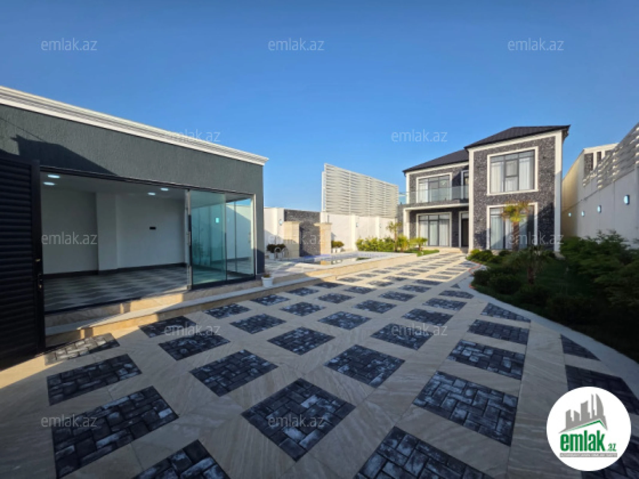 Satılır 5 otaqlı mənzil 200 m²