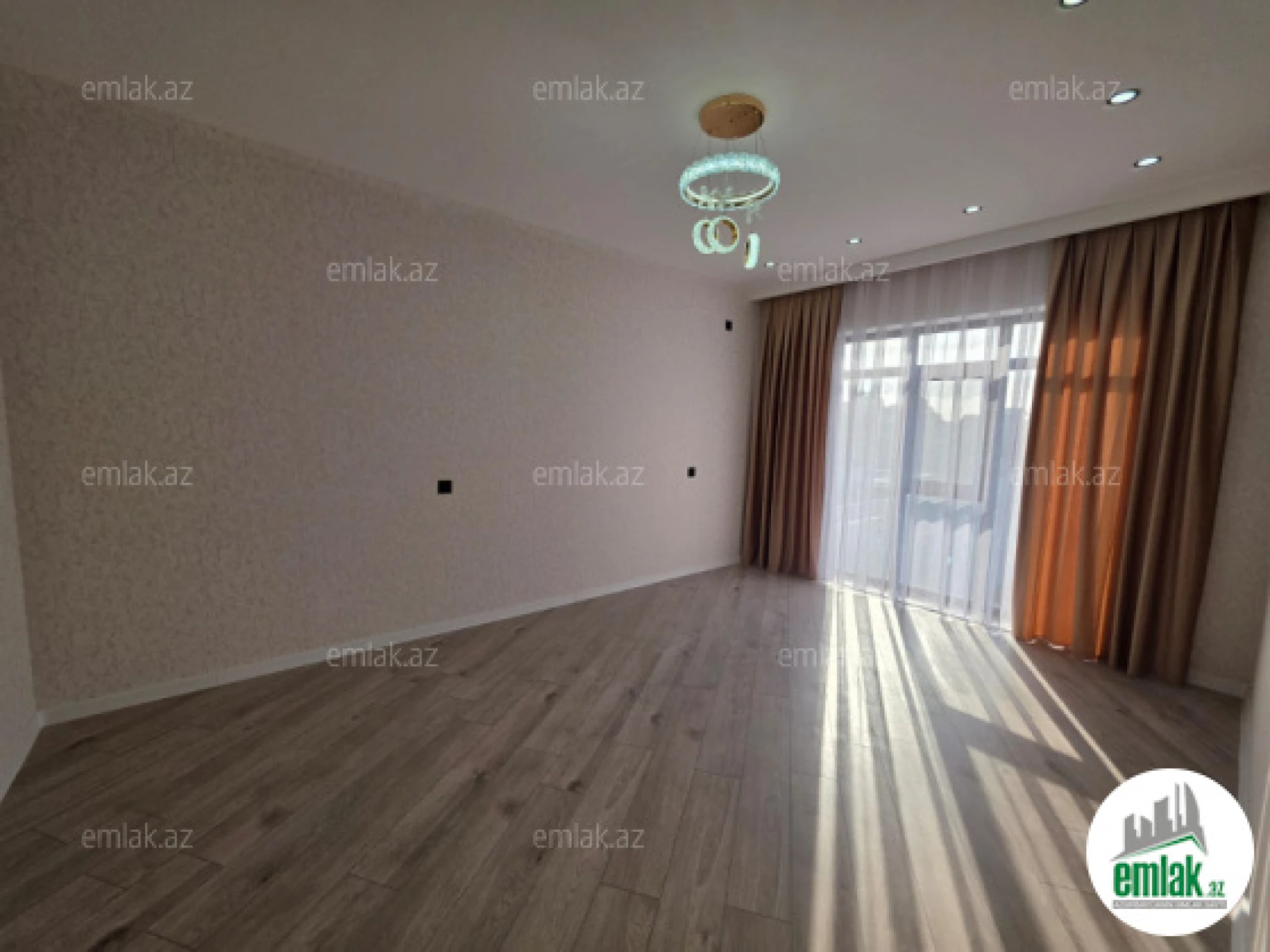 Satılır 5 otaqlı mənzil 200 m²