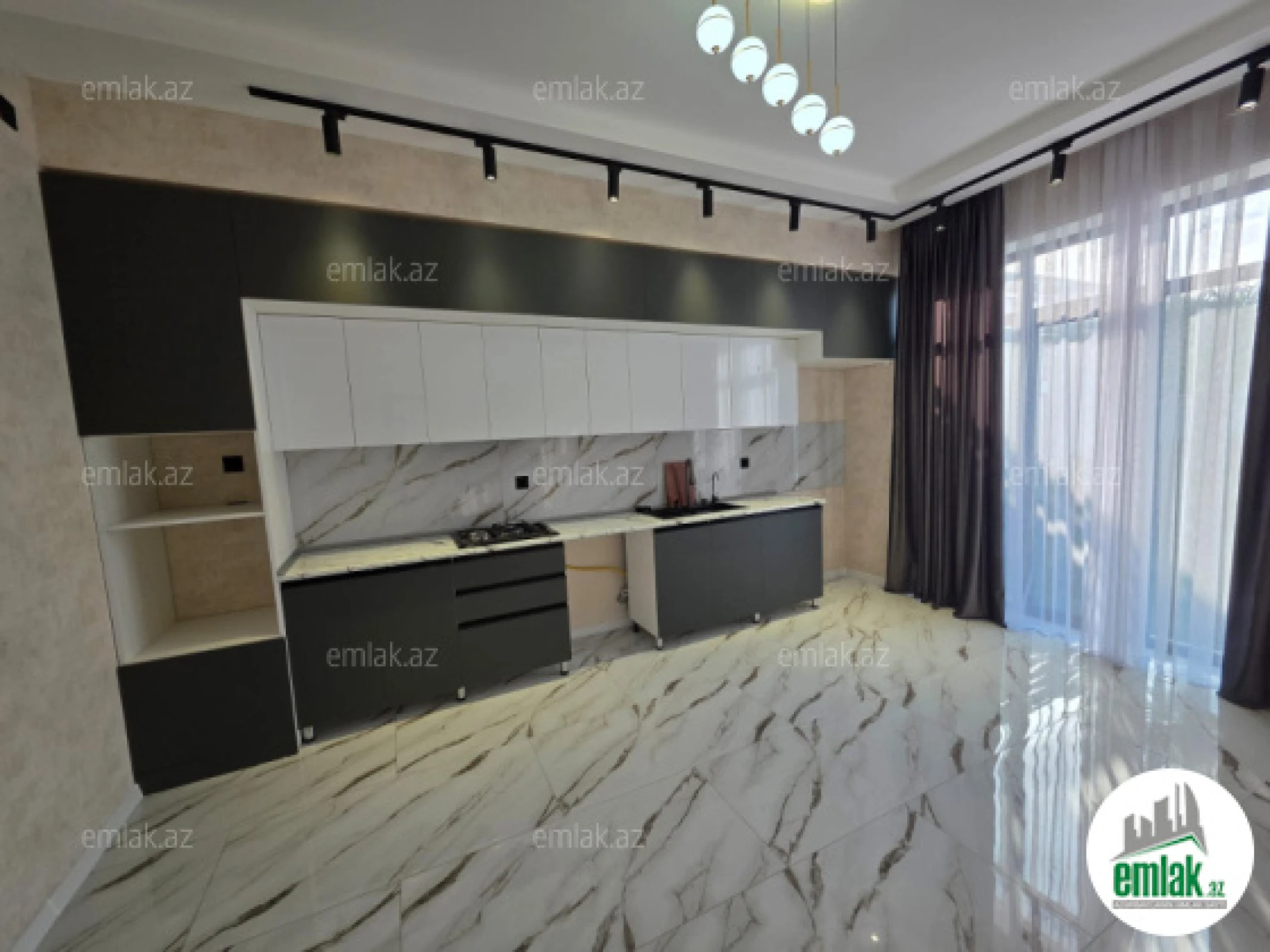 Satılır 5 otaqlı mənzil 200 m²