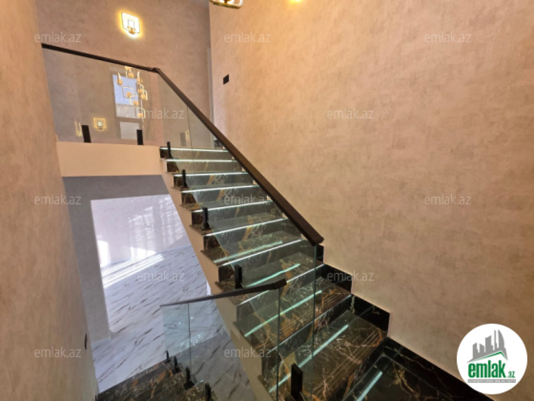 Satılır 5 otaqlı mənzil 200 m²