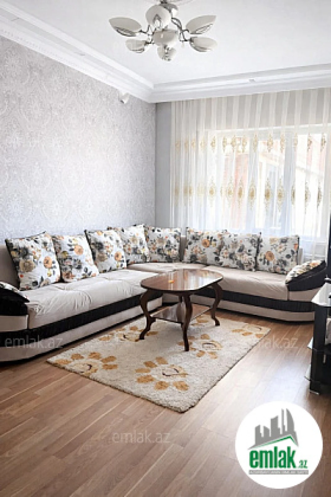 Satılır 2 otaqlı köhnə tikili 75 m²
