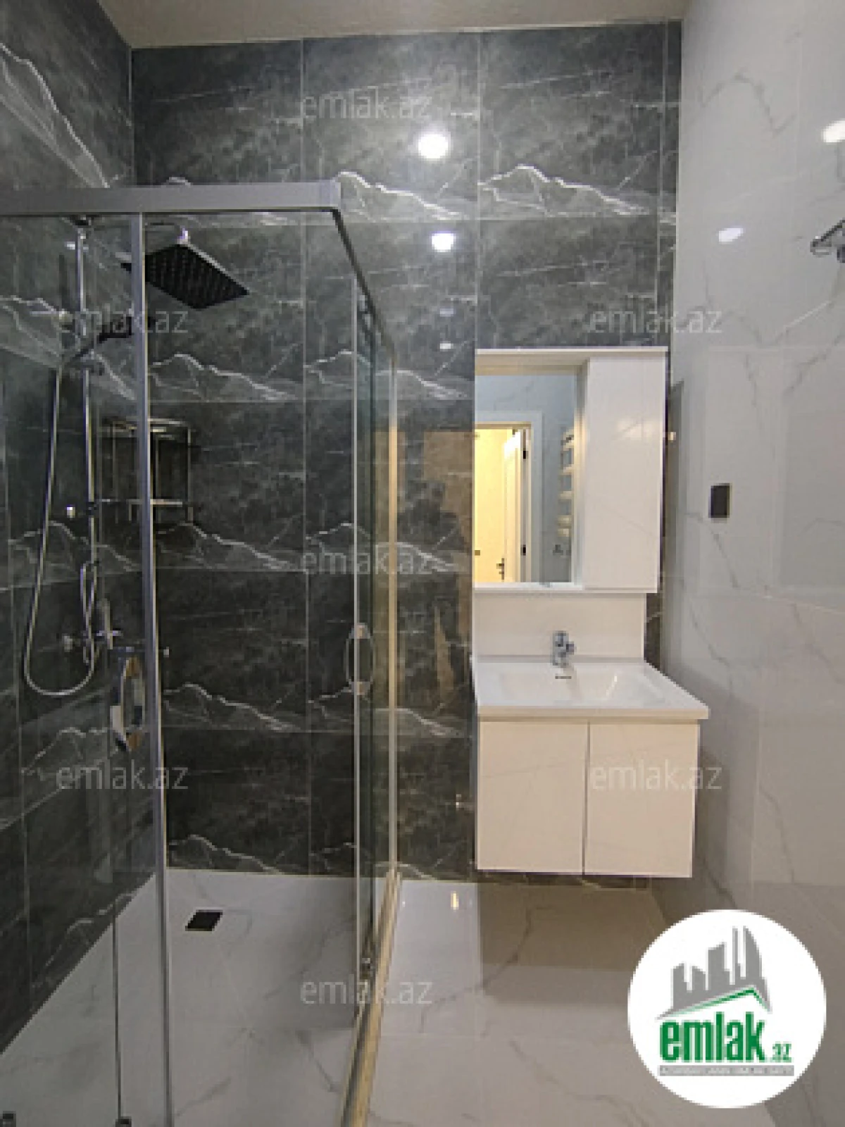 Satılır 4 otaqlı mənzil 120 m²