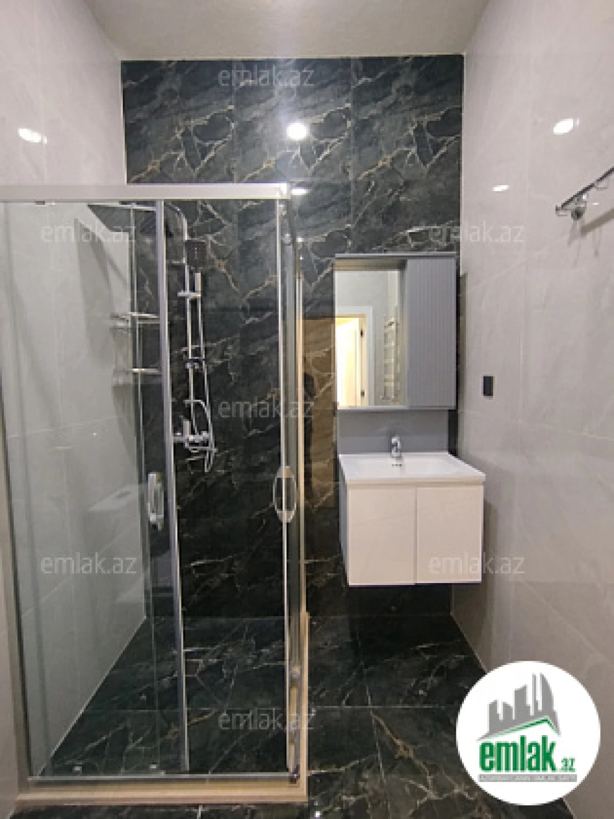 Satılır 4 otaqlı mənzil 120 m²