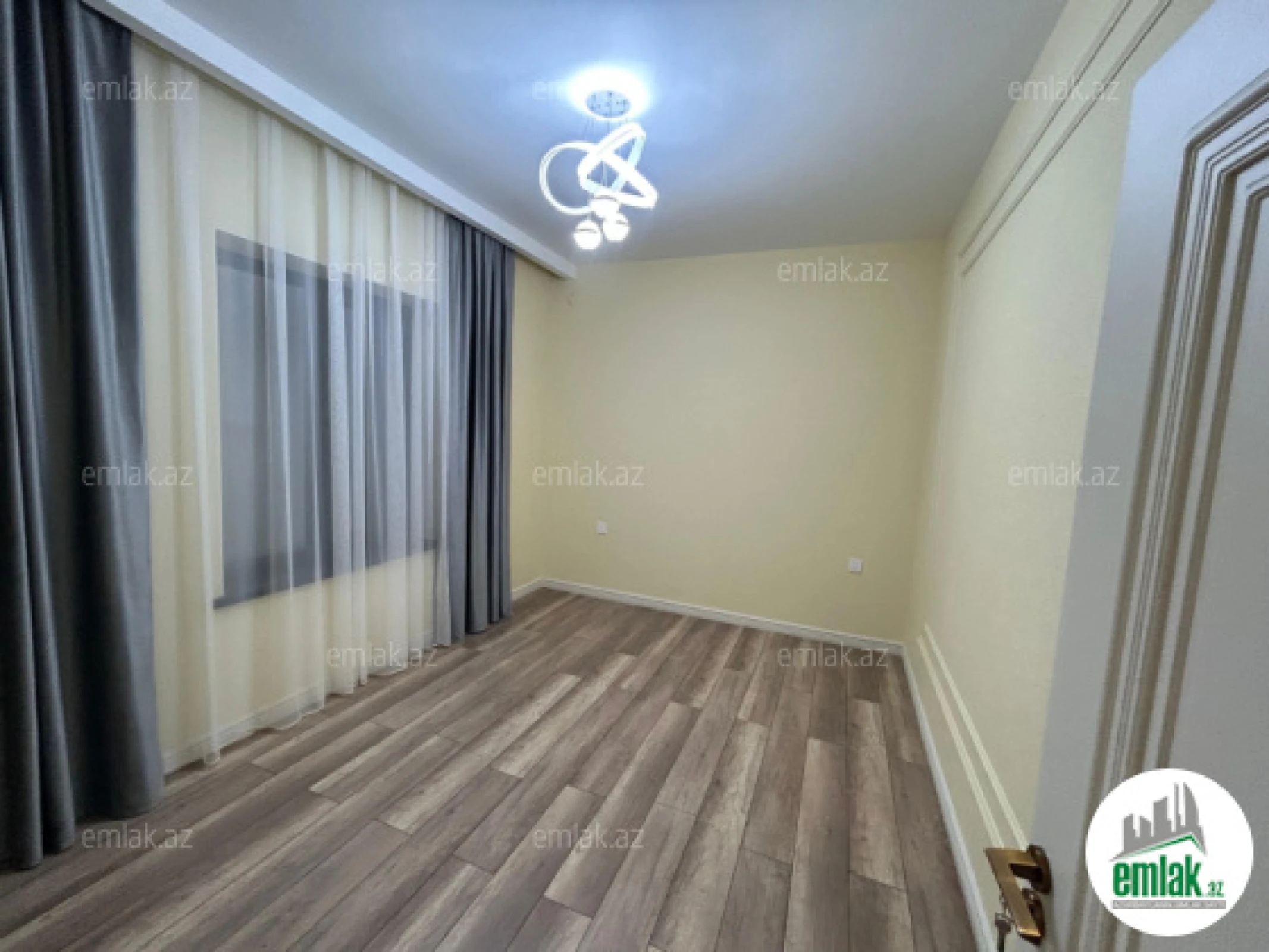 Satılır 4 otaqlı mənzil 150 m²