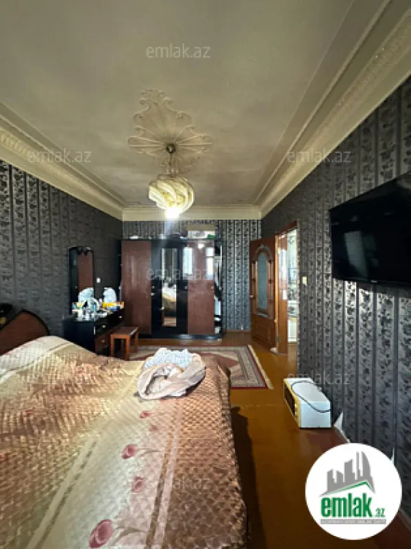 Satılır 5 otaqlı köhnə tikili 130 m²