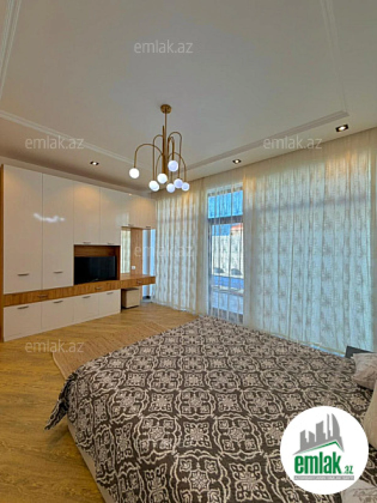 Satılır 4 otaqlı mənzil 160 m²