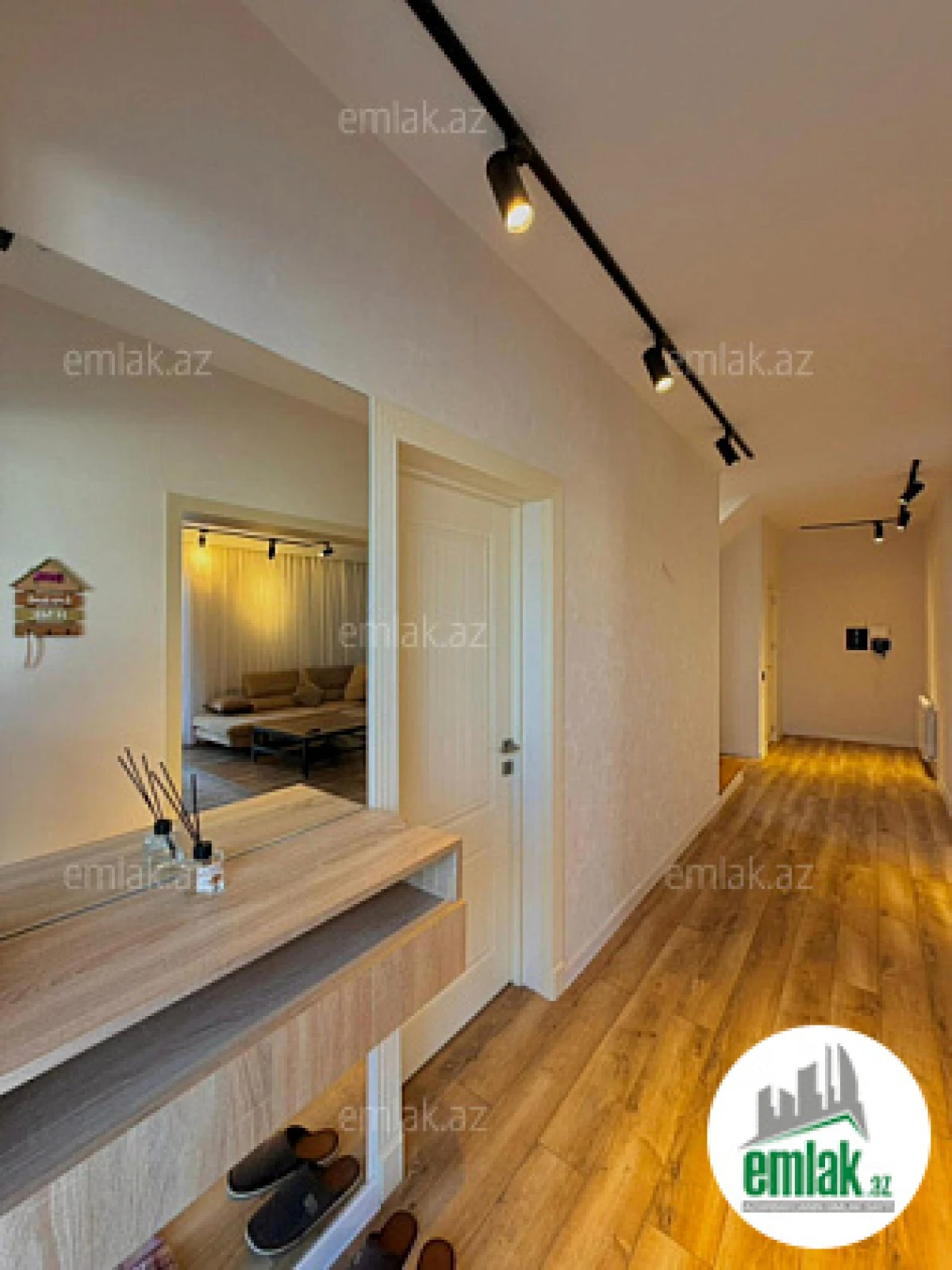 Satılır 6 otaqlı mənzil 220 m²
