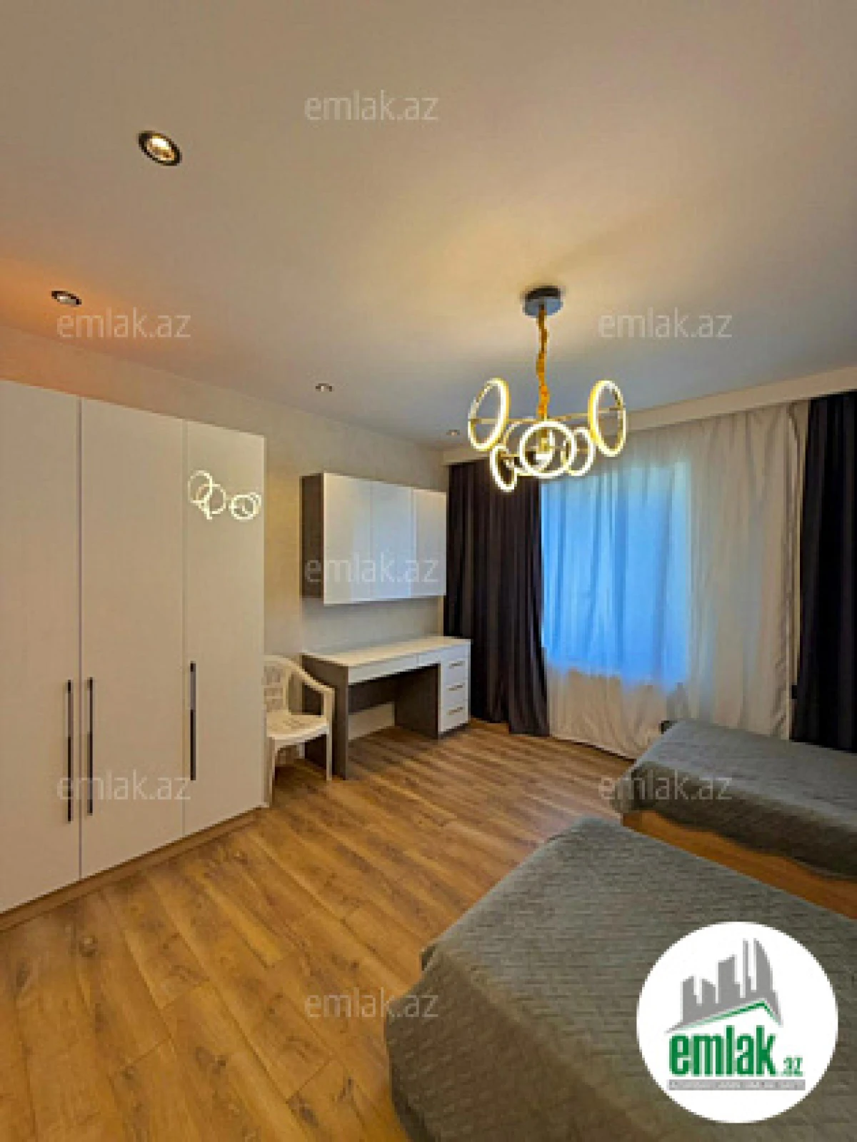 Satılır 6 otaqlı mənzil 220 m²