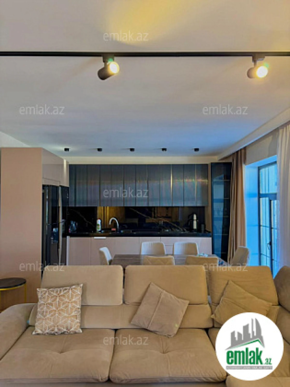 Satılır 6 otaqlı mənzil 220 m²