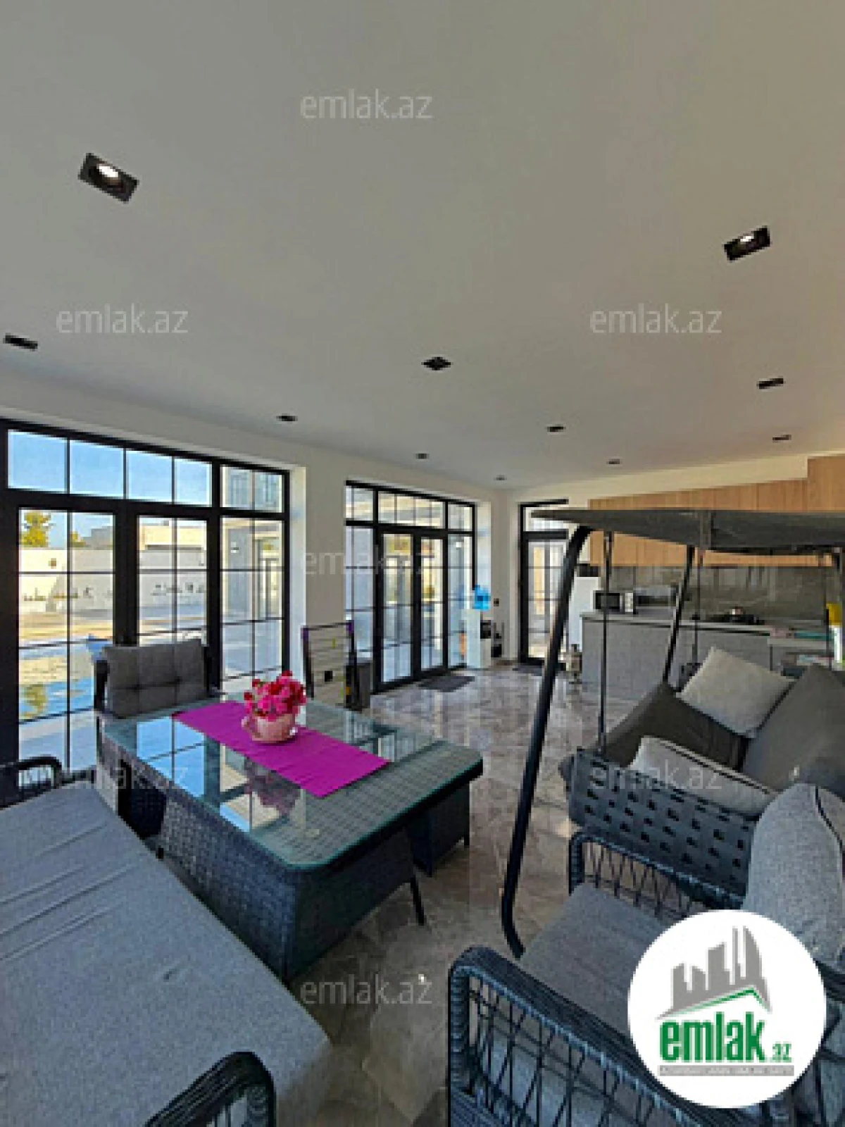 Satılır 6 otaqlı mənzil 220 m²