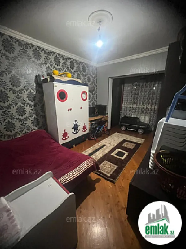 Satılır 4 otaqlı köhnə tikili 105 m²